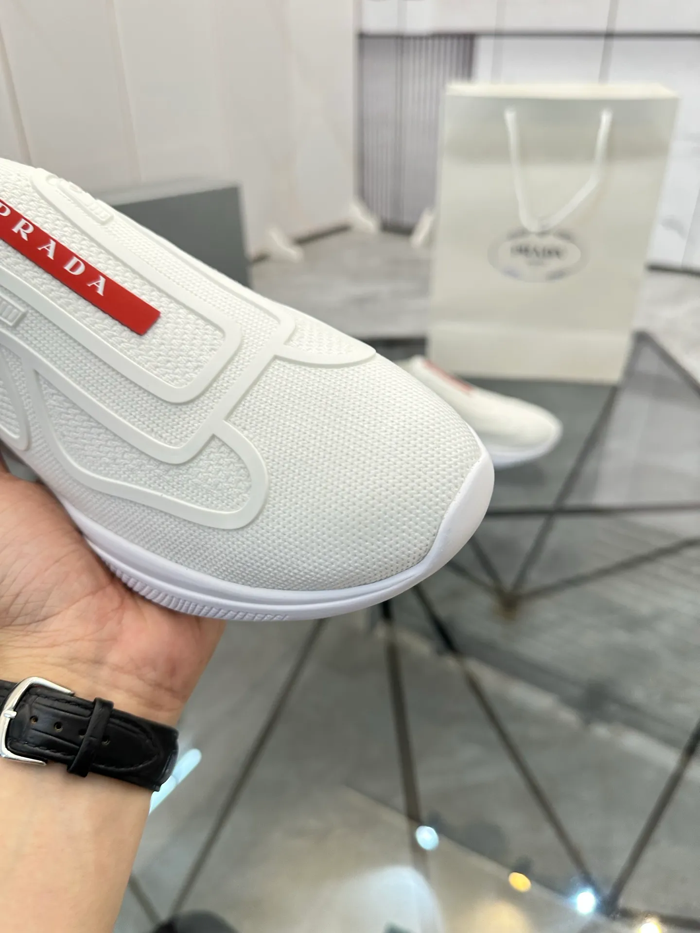 Men's shoes: 💰P460¥ High-end top quality Product trademark: Prada *"Prada*" low-top casual shoes Regular size: 38-45 (can be customized to 46) Product materials: imported original breathable fly knit upper, breathable lining, original outsole. No.: 001
